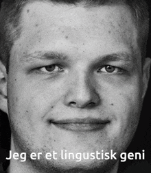 a close up of a man 's face with the words jeg er et linguistisk geni above him