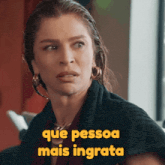 a woman with the words que pessoa mais ingrata written above her