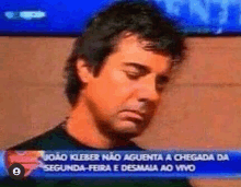 a close up of a man 's face with the words joao kleber nao aguenta a chegada da segunda-feira