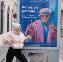 a woman standing in front of a billboard that says adhésion gratuite pour les jeunes de plus de 55 ans