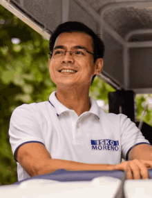 a man wearing a white polo shirt with the name isko moreno on it