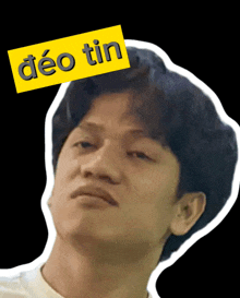 a man with a yellow sticker that says deo tin