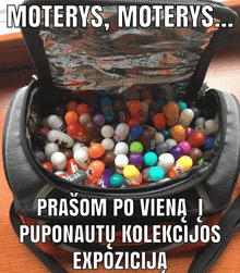 a bag filled with lots of colorful balls has a foreign language caption