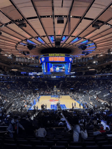 a basketball game is being played in the madison square garden stadium