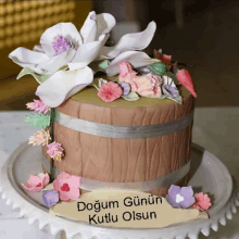 a birthday cake with flowers on it and the words doğum gunun kutlu olsun