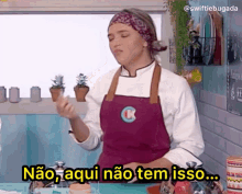 a woman in an apron with the letter k on it says " não aqui não tem isso "