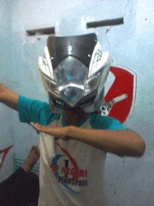 a man wearing a helmet and a shirt that says negri madspati