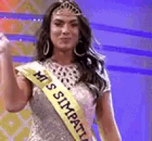 a woman wearing a sash that says ' mi simpatia ' on it