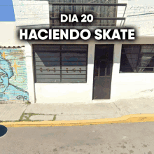 a white building with the words dia 20 haciendo skate on it