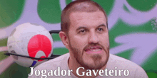 a man with a beard and the name jogador gaveteiro on the bottom right