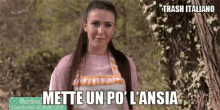 a woman stands in front of a tree with the words " mette un po ' l' ansia " on the bottom