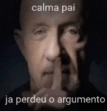 a man holds his finger to his mouth and says calma pai ja perdeu o argumento