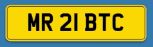 a yellow license plate that says mr 21 btc