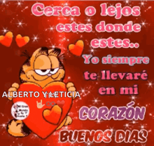 garfield is holding a red heart with the words " cerca o lejos " on it