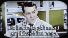 a man in a suit and tie with the words en haederlig gift mand gor ikke sadan noget below him