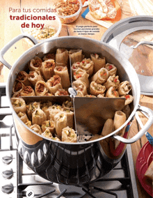 a pot filled with tamales sits on a stove with the words para tus comidas tradicionales de hoy written above it