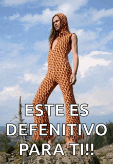 a man in a jumpsuit with the words este es definitivo para ti written below him