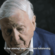 an older man in a blue suit with the words vi har odeligt den verdenen fullstandig below him