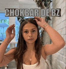 a woman holds up a sign that says " chokbar de bz "