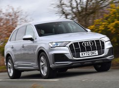 Audi Q7 2023 driving