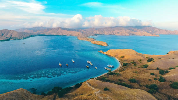 aerial iew dari gili laba atau lawa darat yang terletak di taman nasional komodo - labuan bajo potret stok, foto, & gambar bebas royalti