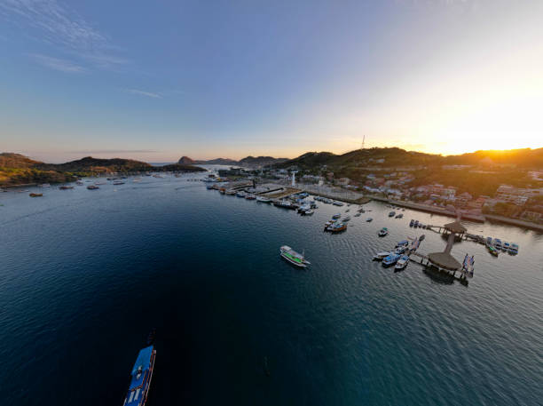 pelabuhan labuan bajo - labuan bajo potret stok, foto, & gambar bebas royalti