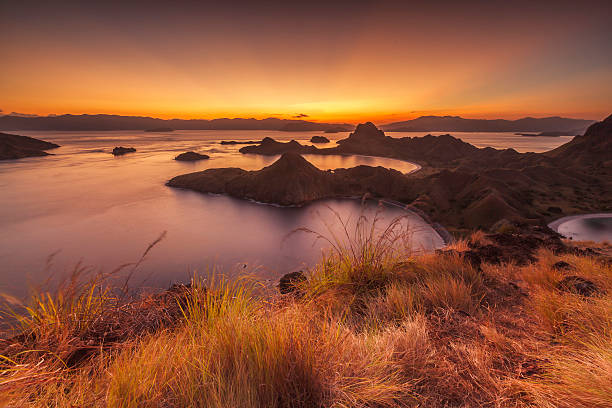 matahari terbenam padar - labuan bajo potret stok, foto, & gambar bebas royalti