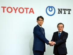 トヨタの佐藤恒治社長（左）とNTTの島田明社長。