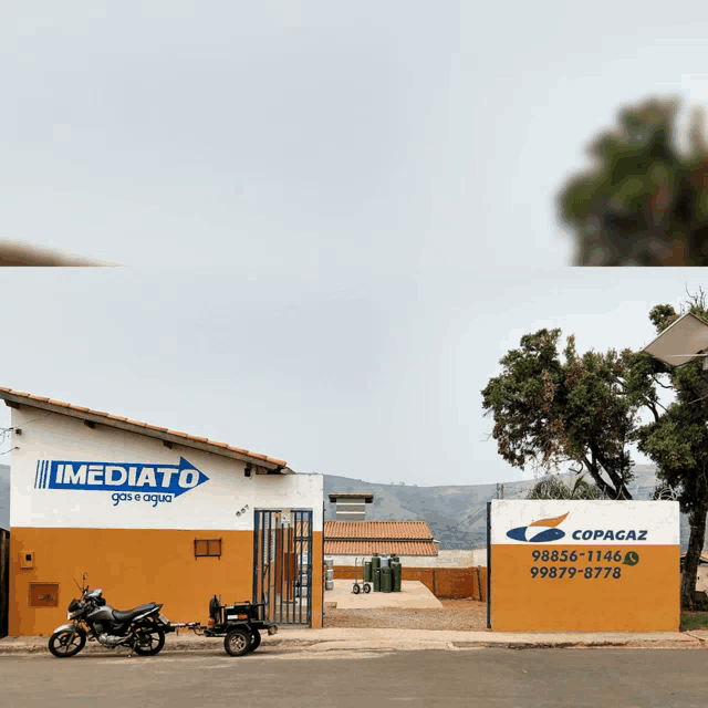 a motorcycle parked in front of a building that says imediato gas e agua