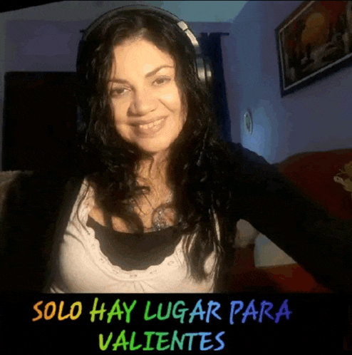 a woman wearing headphones is smiling with the words solo hay lugar para valientes below her