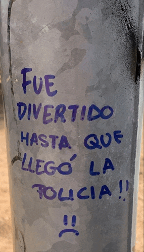 graffiti on a metal pole says fue divertido hasta que llego la policia