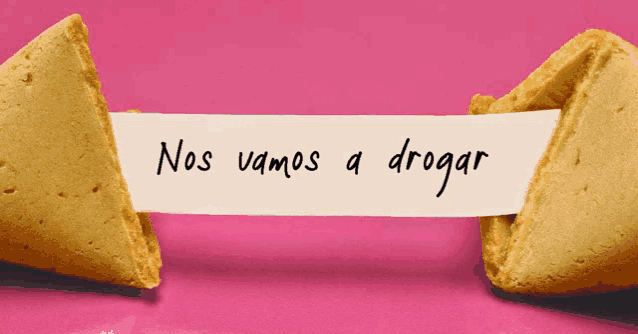 a fortune cookie with the words nos vamos a drogar on it