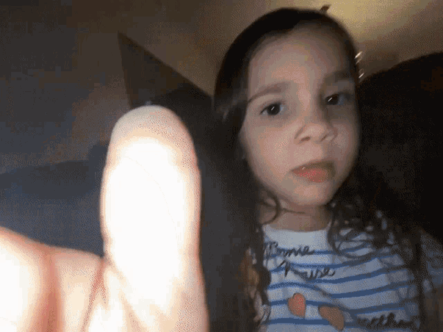 a little girl wearing a shirt that says ' bonne heure '