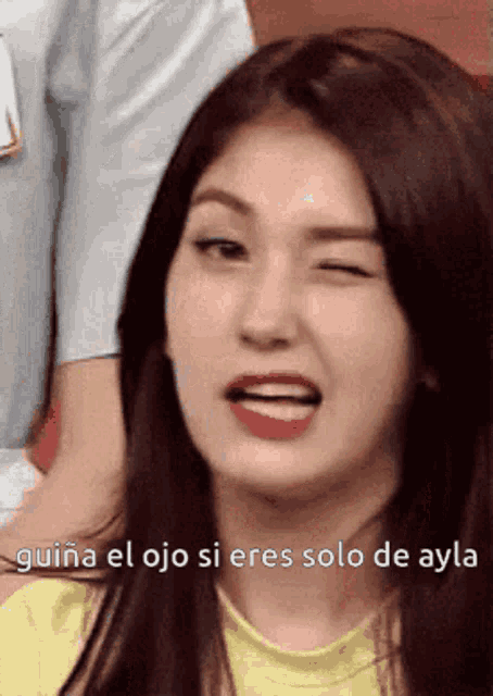 a close up of a woman 's face with a caption in spanish