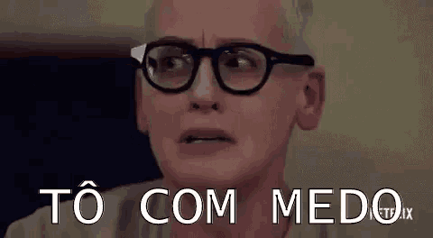 a woman wearing glasses is making a funny face and says to com medo .