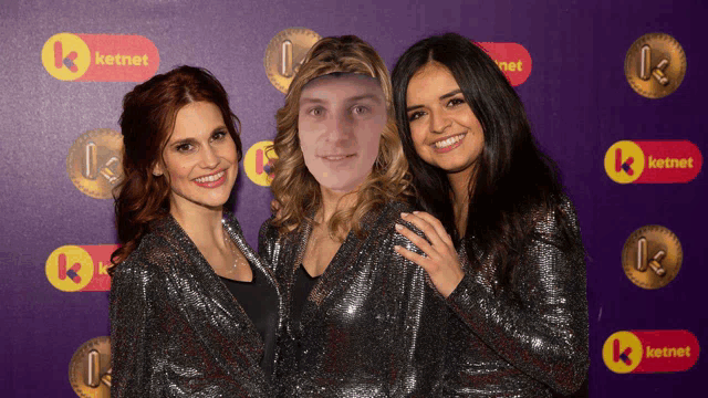 three women are posing for a picture in front of a backdrop that says ketnet