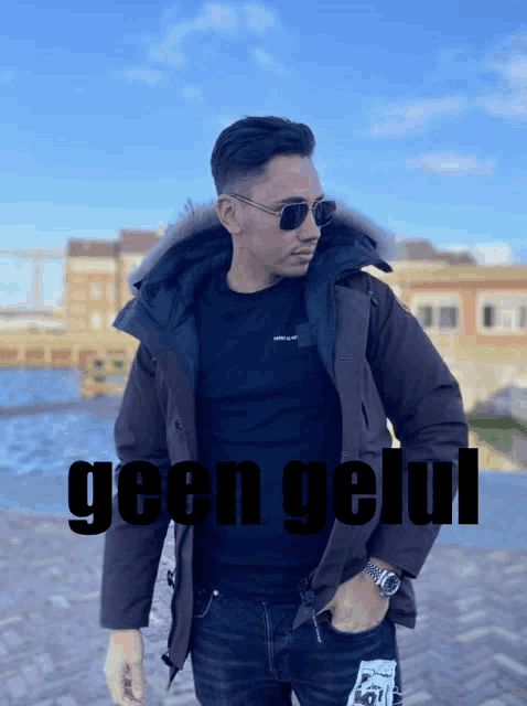 a man wearing sunglasses and a jacket stands in front of a sign that says geen geul