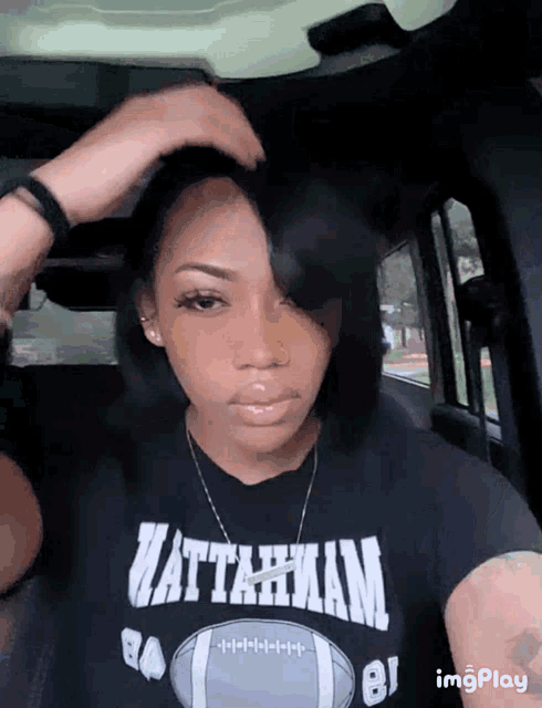a woman wearing a t-shirt that says ' vattaham ' on it
