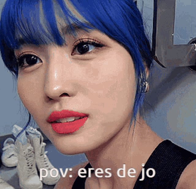 a close up of a woman 's face with the words pov eres de jo written below her