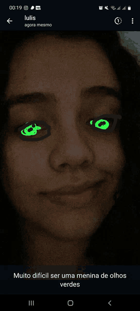 a phone screen shows a girl with green eyes and the name lulis at the bottom