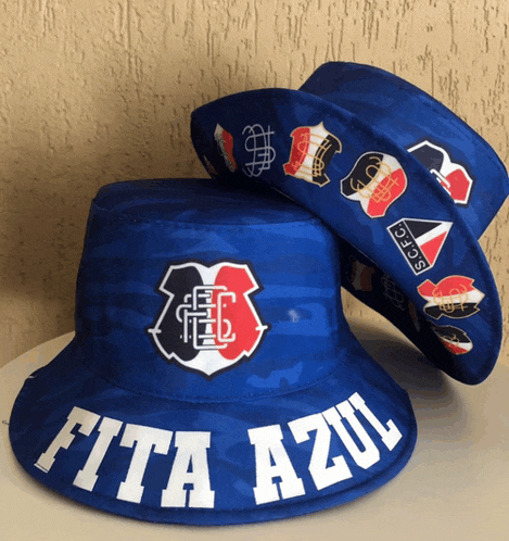 a blue bucket hat with the words fita azul on it