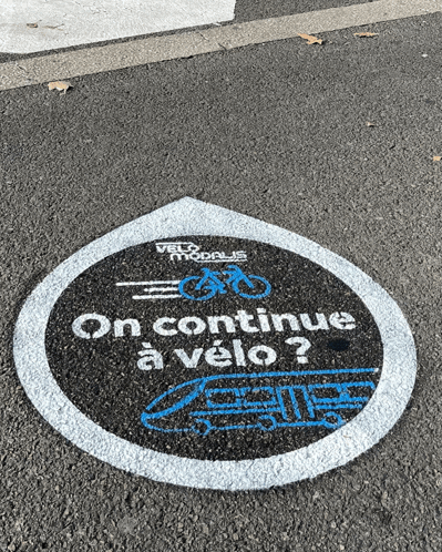 a sign that says on continue a velo on the road