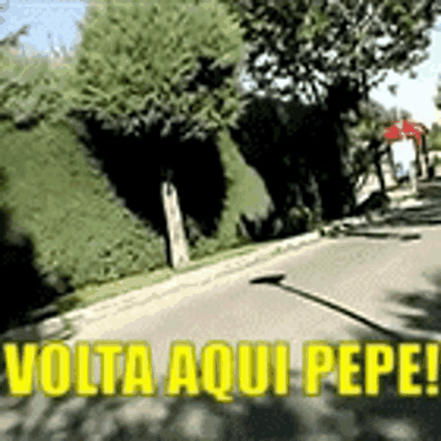 a picture of a road with the words volta aqui pepe