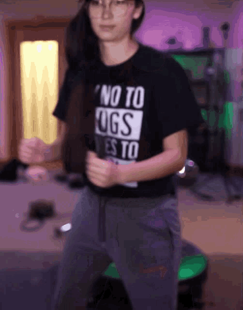 a woman is wearing a black shirt that says no to ugs