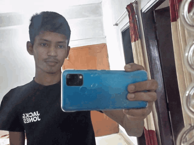 a man taking a picture of himself with a phone that says jowee