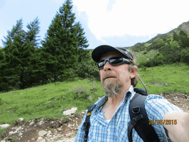 a man wearing sunglasses and a hat takes a selfie with the date 26/05/2015