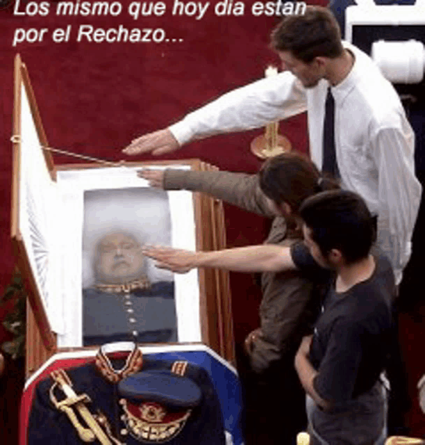 a group of people gathered around a coffin with the words los mismo que hoy dia estan por el rechazo