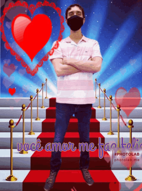 a man wearing a mask is standing on a red carpet with the words " você amor me faz tolo " on the bottom