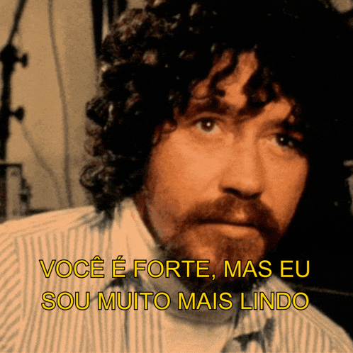 a man with curly hair and a beard has the words você e forte mas eu sou muito mais lindo above him