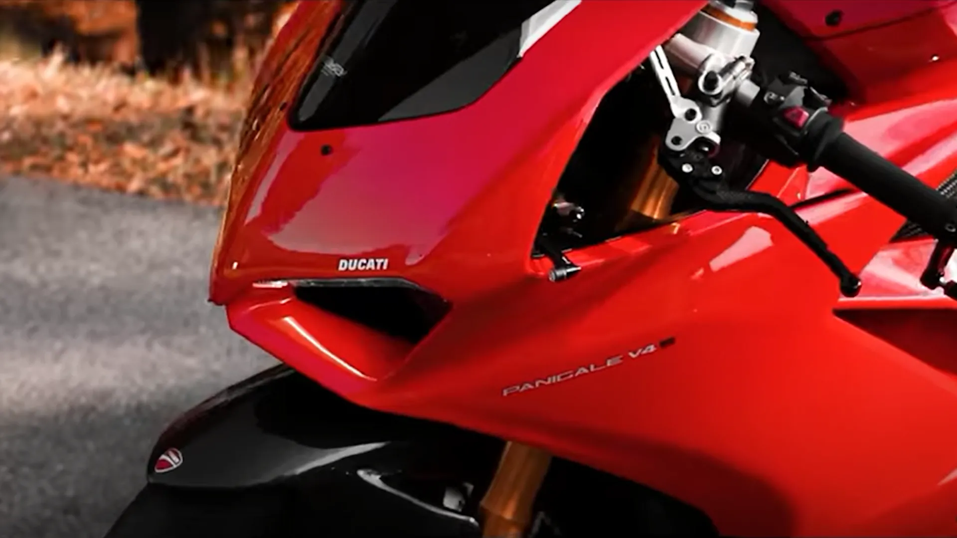 Una carretera de curvas y una Ducati Panigale V4 S, ¿te lo vas a perder?